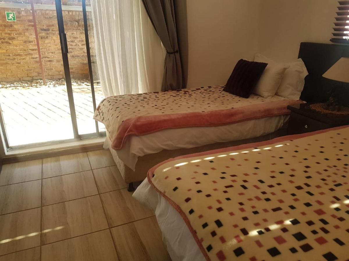Aliwal Villa Guest Lodge エクステリア 写真